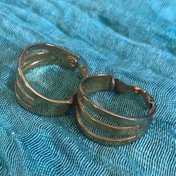 VTG 80’s Chucky Gold~Tone Hoop Earrings Clip On Style Statement Retro Classic - Picture 2 of 4